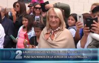 10 02 2020 LAURA FIDALGO MANOS EN LA VEREDA DEL HOTEL HERMITAGE
